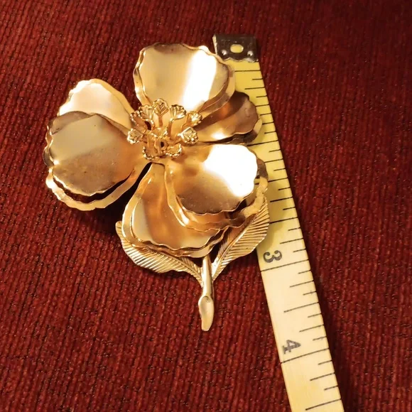Gold Flower Brooch Pin - Women Jewelry - Picture 3 of 3